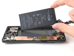 Il est désormais possible de remplacer la batterie du Pixel 6a par une pièce authentique de Google. (Image source : iFixit)