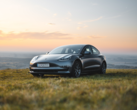 Des dizaines de voitures Tesla ont été piratées par un chercheur en sécurité. (Image source : Martin Katler via Unsplash)