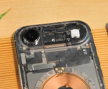 Gros plan de l'iPhone Air transparent montrant le module de l'appareil photo, le flash et les composants internes exposés sous le panneau arrière transparent. (Source de l'image : Phone Repair Guru via YouTube)