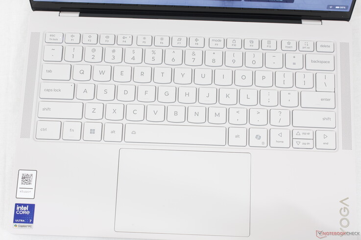 Le retour d'information sur les touches est nettement plus net que sur un modèle IdeaPad de moindre qualité, tandis que le pavé tactile (~12 x 7,5 cm) est relativement silencieux et plus doux lorsqu'il est pressé