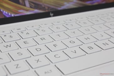 Les touches ont un retour d'information net et bruyant, mais leur course est relativement faible