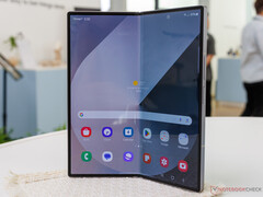 Selon les rumeurs, le Galaxy Z Fold7 serait doté d'un écran AMOLED pliable de 2 600 nits, tout comme le Galaxy Z Fold6 illustré. (Source de l'image : Notebookcheck)