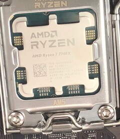 Le AMD Ryzen 7 7700X semble montrer des gains attendus en single et multi-core par rapport au Ryzen 7 5800X. (Image Source : Cortexa99 sur les forums d'Anandtech)
