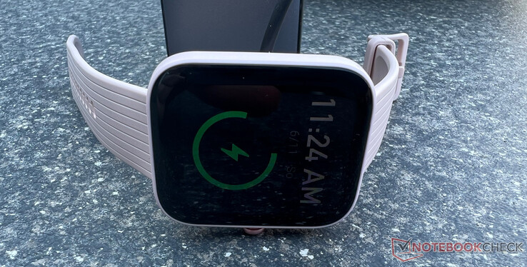 L'Amazfit Bip 3 Pro se recharge via un câble de charge USB magnétique