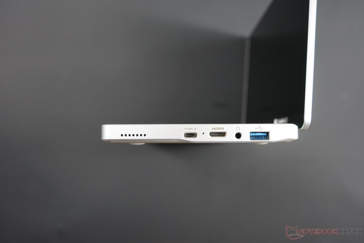 USB C (probablement Gen. 1) avec fonction de charge, mini-HDMI, port audio, USB A 3.0.