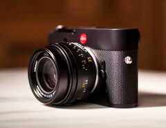 Le Leica Noctilux-M 1.2/35 ASPH. est très compact mais relativement lourd (Image source : Leica)