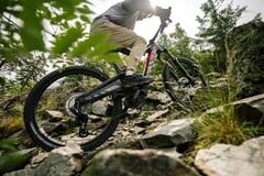 Le vélo électrique Rotwild R.EX (photo) est doté d'un cadre surélevé qui abrite une batterie IPU Gen4 légère de 864 Wh et un moteur Avinox au couple de 105 Nm. (Source de l'image : Rotwild)