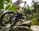 Le vélo électrique Rotwild R.EX (photo) est doté d'un cadre surélevé qui abrite une batterie IPU Gen4 légère de 864 Wh et un moteur Avinox au couple de 105 Nm. (Source de l'image : Rotwild)