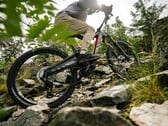 Le vélo électrique Rotwild R.EX (photo) est doté d'un cadre surélevé qui abrite une batterie IPU Gen4 légère de 864 Wh et un moteur Avinox au couple de 105 Nm. (Source de l'image : Rotwild)