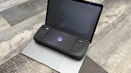 Kit de développement Steam Deck avec MacBook Air. (Image source : @AKoshelkov)