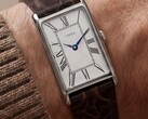 Le boîtier est en acier inoxydable poli, d'une largeur de 21 mm, d'une distance entre les cornes de 36 mm et d'une épaisseur de 8,5 mm ; il est équipé d'un mouvement à quartz standard.