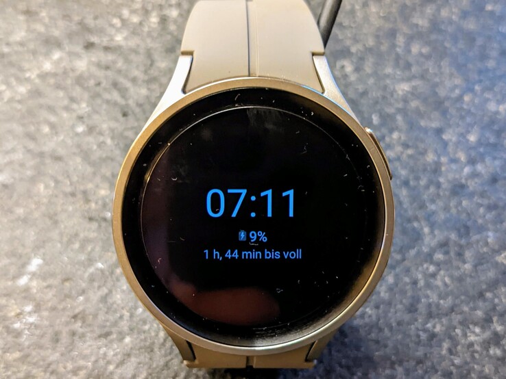 La Samsung Galaxy Watch5 Pro se recharge sans fil via la norme Qi