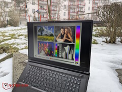 Apex 17 à l'extérieur, avec de la neige en arrière-plan