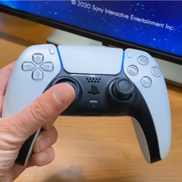 Interface utilisateur PS5 en arrière-plan ou démo de jeu. (Source de l'image : clip Facebook)