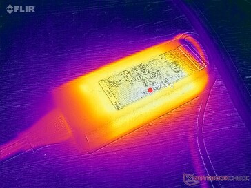 L'adaptateur CA atteint plus de 37°C lorsque vous utilisez des charges exigeantes