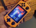 Une photo d'une unité de vente au détail Powkiddy P36S dans sa finition orange.