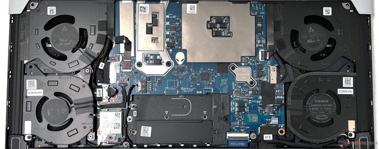 L'Alienware x15 R2 est équipé d'un système de refroidissement à quatre ventilateurs et quatre caloducs