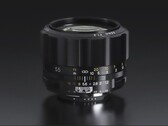 Le nouvel objectif Voigtlander NOKTON 55 mm SLIIs semble tout droit sorti d'un appareil photo reflex des années 1980. (Source de l'image : Cosina)