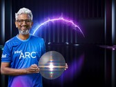 Raja Koduri d'Intel montrant la tranche de silicium du GPU Arc Xe-HPG DG2 Alchemist. (Image Source : Intel)