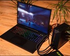 Ordinateur portable XMG Neo 15 connecté à une unité de refroidissement à l'eau externe pendant l'exécution du jeu Control. (Source de l'image : XMG/Reddit)
