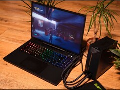 Ordinateur portable XMG Neo 15 connecté à une unité de refroidissement à l'eau externe pendant l'exécution du jeu Control. (Source de l'image : XMG/Reddit)