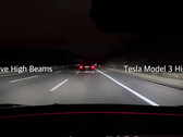 Test des feux de route adaptatifs sur la Tesla Model 3 (image : m.jr.88/YT)