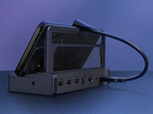 La station d'accueil Asus ROG Bulwark DG300 se veut universelle. Photo : la station d'accueil connectée à un téléphone. (Source de l'image : Asus)