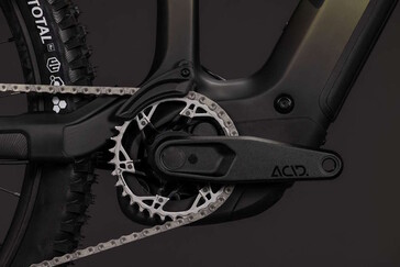 Un moteur central et une transmission à dérailleur sont installés