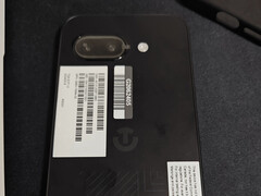 Une fuite de photos en conditions réelles montre l'îlot de caméra de forme ovale du Pixel 9a non commercialisé (Image source : @feni_book on X)