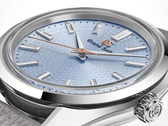 Le logo Grand Seiko et l’aiguille des secondes présentent une finition en or rose.