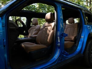 Les sièges de la Jeep Recon sont conçus pour durer et offrir un confort optimal en cas de conduite difficile. De nombreux matériaux intérieurs sont recyclés. (Source de l'image : Jeep)