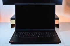 Le Lenovo ThinkPad L16 Gen 2 dans son habitat naturel : un bureau.