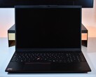 Le Lenovo ThinkPad L16 Gen 2 dans son habitat naturel : un bureau.