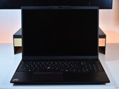 Le Lenovo ThinkPad L16 Gen 2 dans son habitat naturel : un bureau.