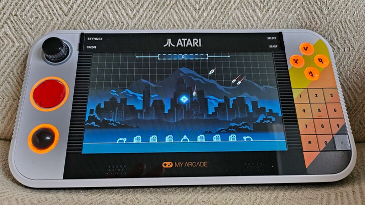 Missile Command est également jouable dans la version rechargée avec Trak-Ball (Image source : Marc Zander, Notebookcheck)