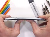 Le OnePlus 9 Pro a survécu au test de durabilité de JerryRigEverything (Image source : JerryRigEverything)