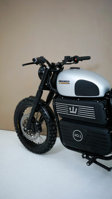 Le scrambler électrique customisé E-Type est également équipé d'un rétroviseur obligatoire qui est omniprésent sur les scramblers. (Source de l'image : RGNT Motorcycles)