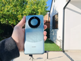 Le Mate 60 Pro avant le test de chute. (Source : PBKReviews via YouTube)