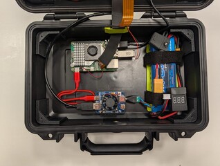 Raspberry Pi, batterie et autres composants à l'intérieur du boîtier.