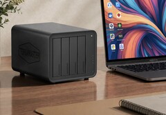 La photo montre le NAS Terramaster D8 Hybrid 2 à côté d'un ordinateur portable posé sur un bureau en bois