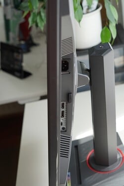 Connexions - alimentation pour le bloc d'alimentation intégré, HDMI 2.1, DisplayPort 1.4, USB-C avec DP 1.4 et PD 15W