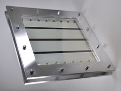 Il produit d'abord de l'électricité, puis de l'hydrogène pur : c'est un réacteur PEC tandem. (Source de l'image : Fraunhofer IKTS)