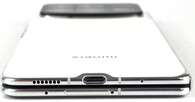 Face inférieure du boîtier (microphone, haut-parleur, emplacement pour carte, port UBS)