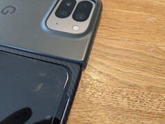 L'étui Google ajoute encore 1 à 2 mm d'épaisseur par rapport à l'étui adamid