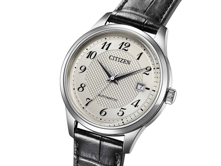 Vue de face de la montre automatique Citizen NJ0250-01B, dotée d’un cadran argenté, de chiffres arabes noirs, d’un guichet de date et d’un bracelet en cuir noir.