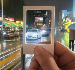 Tenir l'InstantSnap à la bonne distance de l'œil est la clé d'un cadrage précis (Source de l'image : Escura)