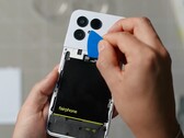 La batterie du Fairphone 6 est particulièrement facile à remplacer. (Source de l'image : iFixit)