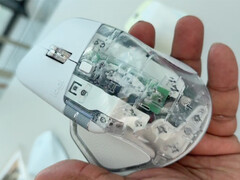 La Logitech MX Master 4 avec une finition translucide inédite. (Source de l'image : Reddit)