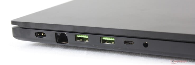 Côté gauche : entrée secteur, 2.5 Gbit RJ-45, 2 USB 3.2 Gen. 2, USB C 3.2 Gen. 2, combo audio 3,5 mm.