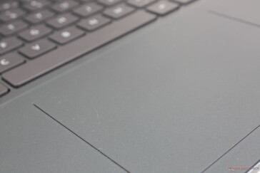 Pavé tactile complètement différent de celui de l'Inspiron 16 Plus 7610